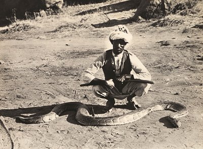„Birodalom építése” a fasiszta korban: bennszülöttek pitonnal, 1936.05.09. (f/w fotó) alkotó: Modestino Baldinetti