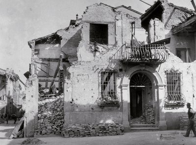 Sermide bombázásai: a második világháborúban súlyosan megsérült ház. A homlokzat egy része látható alkotó: Modestino Baldinetti