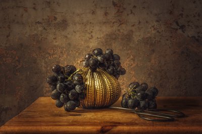 Elegáns szőlő – Aranyszínű csendélet alkotó: Monique van Velzen