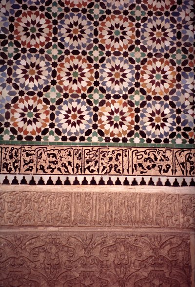 A főudvar alsó fala, melyet a szaádok építettek 1565-ben (zellij csempe és stukkó munka) alkotó: Moroccan School