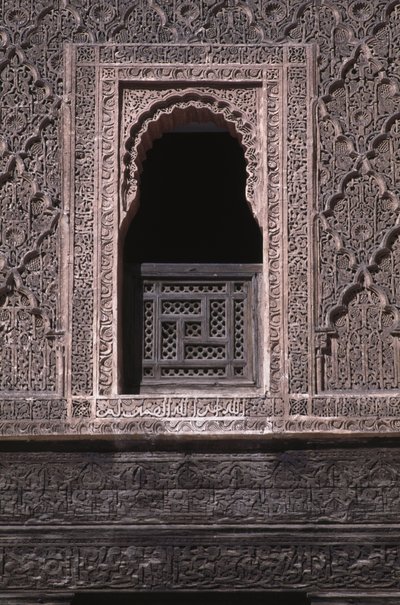 Kilátás egy ablakra az Ali ben Youssef Medersa udvarán, amelyet a szadiak építettek 1565-ben (cédrusfa és stukkó munka) alkotó: Moroccan School