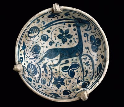 Art mudejar: azul kerámia csésze, Paterna, Manises szarvassal díszítve (hispano-mór stílusban). 14. vagy 15. századi Barcelona. Barcelonai Kerámia Múzeum, Spanyolország alkotó: Mudejar School
