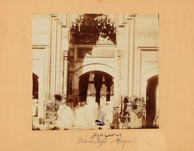A Safa-kapu, a Mekkáról és az iszlám szent helyeiről készült fotócsoport egyike, 1879-80 körül (albumnyomat) alkotó: Muhammad Sadiq Bey