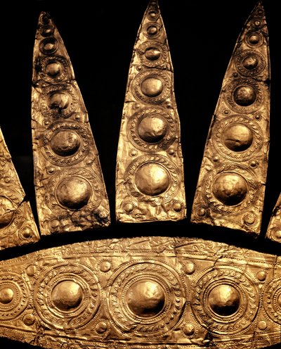 Mükénei művészet: arany temetkezési diadéma részlete a III. sírból, Mükéné. Kr.e. 16. század. Homályos. 14 cm Athénész, Országos Régészeti Múzeum alkotó: Mycenaean