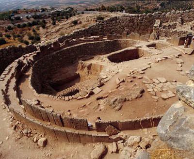 Mükénei civilizáció: sírok köre Mükéné ősi helyén. Kr.e. 1300. alkotó: Mycenaean