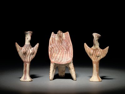 Pszi figura, trón ülő figurával és Pszi figura, ie 1300-1200 körül (terrakotta) alkotó: Mycenaean