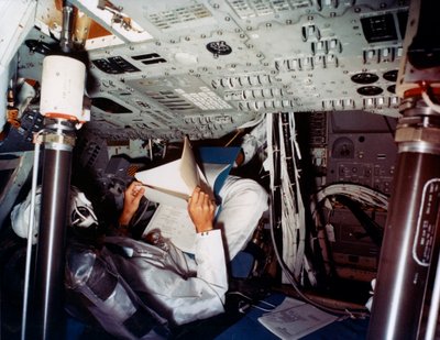 Egy űrhajós a NASA parancsnoki moduljában, 1970-es évek. alkotó: NASA Images