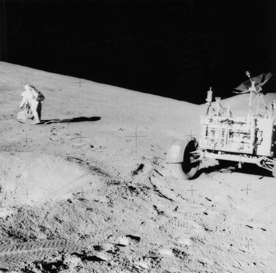 David Scott űrhajós (1932) a Hadley-delta lejtőjén az Apollo 15 során, 1971. alkotó: NASA Images