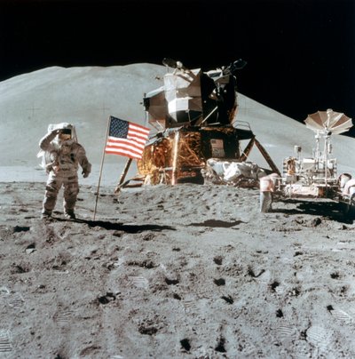 James Irwin űrhajós (1930-1991) tiszteleg a Holdon, 1971. alkotó: NASA Images