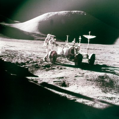 Űrhajós holdjáró járművel a Holdon, 1970-es évek. alkotó: NASA Images