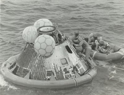 [Astronauts in Lifeboat After Apollo 11 Splashdown], 1969. alkotó: NASA Images