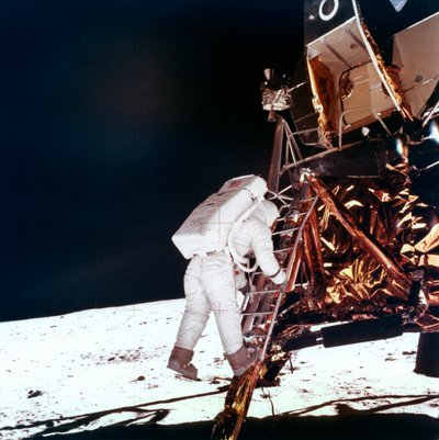 Edwin Buzz Aldrin leereszkedik a Holdmodul létrájának lépcsőin, hogy a Holdon sétáljon, 1969. alkotó: NASA Images