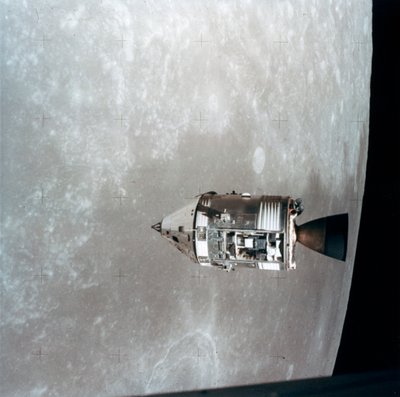 Az Apollo 15 parancsnoki és szervizmoduljai Hold körüli pályán, 1971. alkotó: NASA Images