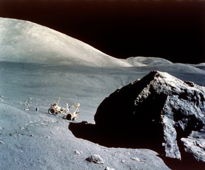A Rover eltörpül egy óriási szikla mellett a Hold felszínén, Apollo 17 küldetés, 1972. december. alkotó: NASA Images