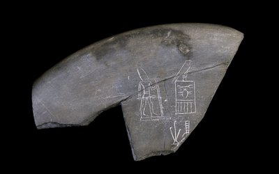 Feliratos kőtál töredéke, ie 3285 körül (faragott aleurolit) alkotó: Naqada I Period Egyptian