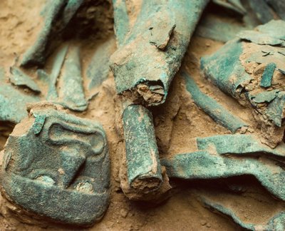 Aranyozott rézkincs, amelyet a Sipan urának moche királyi sírjában temettek el alkotó: Nathan Benn