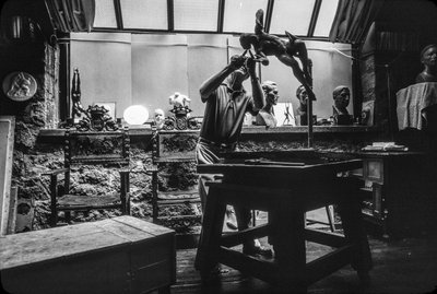 Walker Hancock szobrászművész dolgozik műtermében alkotó: Nathan Benn