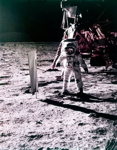 Buzz Aldrin napszélkollektort telepít a Hold felszínére, az Apollo 11 küldetése során, 1969. július. alkotó: Neil Armstrong