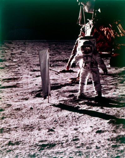 Buzz Aldrin napszélkollektort telepít a Hold felszínére, az Apollo 11 küldetése során, 1969. július. alkotó: Neil Armstrong