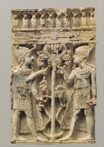 Magas domborművel faragott bútortábla két egyiptomi alakzattal, amelyek egy volutafát szegélyeznek, Kr.e. 9–8. század (elefántcsont) alkotó: Neo Assyrian