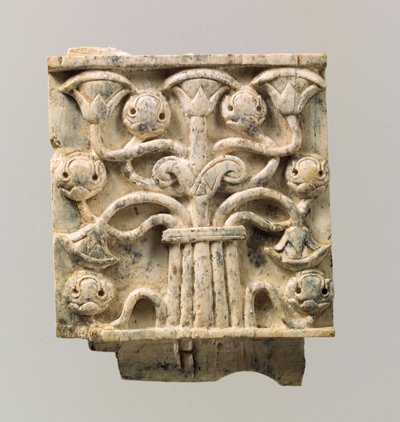 Domborműves bútortábla stilizált fával, Kr. e. 8–7. (elefántcsont) alkotó: Neo Assyrian