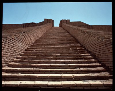 Kilátás a rekonstruált zikgurat lépcsőházára, ie 2050 alkotó: Neo Sumerian