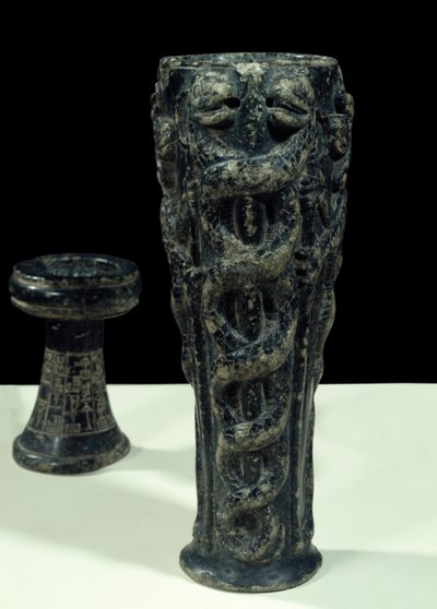 Gudea ivóvázája Ningishziddának. Mezopotámia művészete. neosumer korszak (kb. i. e. 2150-2000) Steatit. Tellótól. Magasság: 0,23 m Musee Du Louvre alkotó: Neo Sumerian Neo Sumerian