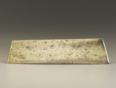 Villás véső (zhang), Qijia kultúra, ie 2500-2000 körül (jáde) alkotó: Neolithic Period Chinese School