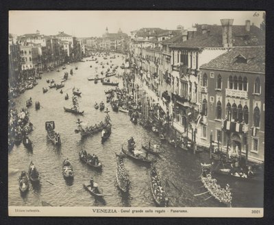 Gondolák a velencei Canal Grandén Velence. Canal grande colle regate – Panoráma (cím az objektumon) alkotó: Neue Photographische Gesellschaft