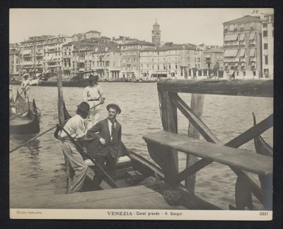 Fiatal férfi egy gondolán Velencében Venezia – Canal Grande – H. Ganger (cím a tárgyon) alkotó: Neue Photographische Gesellschaft