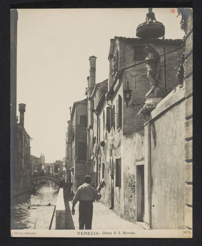 Kade langs de Chiesa di San Barnaba te Venetië Velence - S. Barnaba templom (cím a tárgyon) alkotó: Neue Photographische Gesellschaft