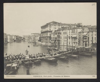 Felvonulás a velencei Canal Grande pontonhídján a Festa del Redentore idején Velence – Canal Grande – Processione del Redentore (cím a tárgyon) alkotó: Neue Photographische Gesellschaft