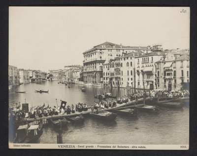 Felvonulás a velencei Canal Grande pontonhídján a Festa del Redentore idején Velence - Canal Grande - Processione del Redentore - altra veduta (cím a tárgyon) alkotó: Neue Photographische Gesellschaft