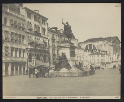 Riva degli Schiavoni te Venetië, met een ruiter standbeeld Victor Emmanuel II Olaszországban Velence - Riva degli Schiavoni és az emlékmű. V. Emanuele (cím a tárgyon) alkotó: Neue Photographische Gesellschaft