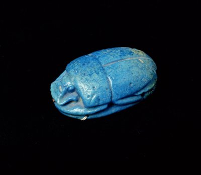 Szkarabeusz egy múmiából, Thébából (fajansz) alkotó: New Kingdom Egyptian