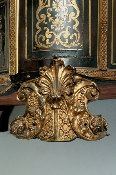 Egy XIV. Lajos komód részlete (ormolu, sárgaréz, teknőspáncél és ébenfa boulle) (lásd még: 486114-19) alkotó: Nicholas Sageot