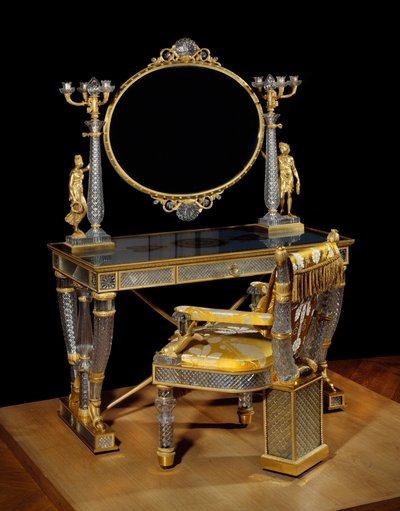 Berry hercegnő asztala és WC-széke (Marie Caroline Ferdinande Louise de Bourbon, a két Szicília (Deux Sicilies) hercegnője (1798-1870). Kristály, arany bronz és eglomizált üveg. Nicolas Henri Jacob (1782-1871) bútorai ) alkotó: Nicolas Henri Jacob