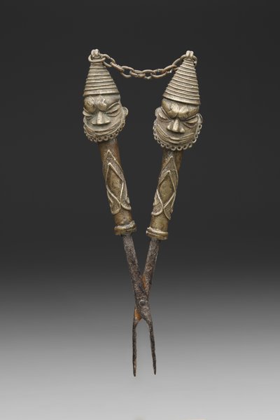 Figurált fogók az Oshugbo Társaság rituáléihoz (öntött rézötvözet és vas) alkotó: Nigerian Nigerian