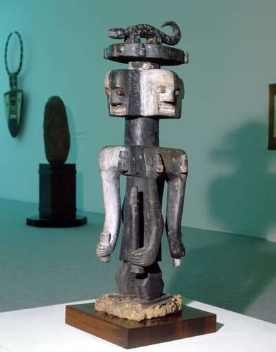 Népművészeti „” Ijo”” (Nigéria). Valószínűleg fallikus istent ábrázoló kultikus szereplőt ábrázoló szobor. alkotó: Nigerian Nigerian