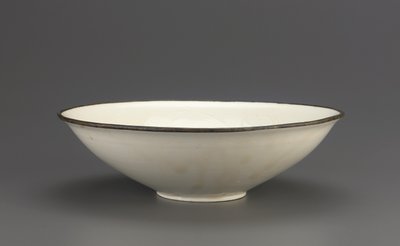 Ding edénytál bekarcolt lótusz díszítéssel, Hebei tartomány, 11. század eleje 12. század (kerámia) alkotó: Northern Song Dynasty Chinese School