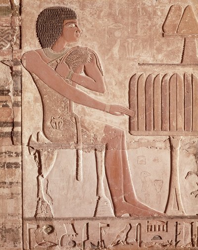 Dombormű, amely az elhunytat kenyérrel (festett kő) kínáló asztal előtt ülve ábrázolja alkotó: Old Kingdom Egyptian