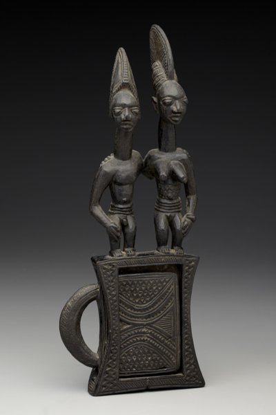 Tükörtok, 1938 előtt (fa és tükör) alkotó: Olowe of Ise