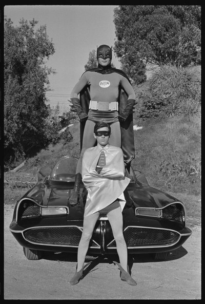 Batman és Robin és Batmobile a „Batman” tévésorozat forgatásán alkotó: Orlando Suero
