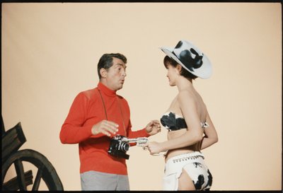 Dean Martin mint Matt Helm a The Silencers forgatáson alkotó: Orlando Suero