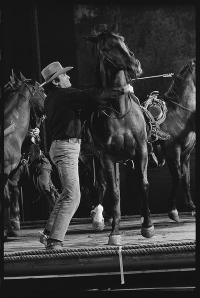 Gregory Peck lóval a Mackenna aranya forgatásán alkotó: Orlando Suero