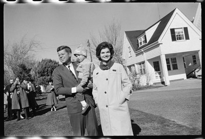 John F. Kennedy Jackie Kennedyvel és lányával, Caroline-nal alkotó: Orlando Suero