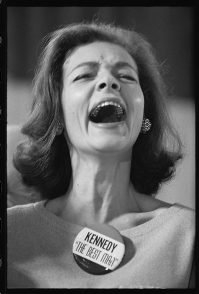 Lauren Bacall a „Kennedy The Best Man” kitűzőt viselte a választás éjszakáján alkotó: Orlando Suero