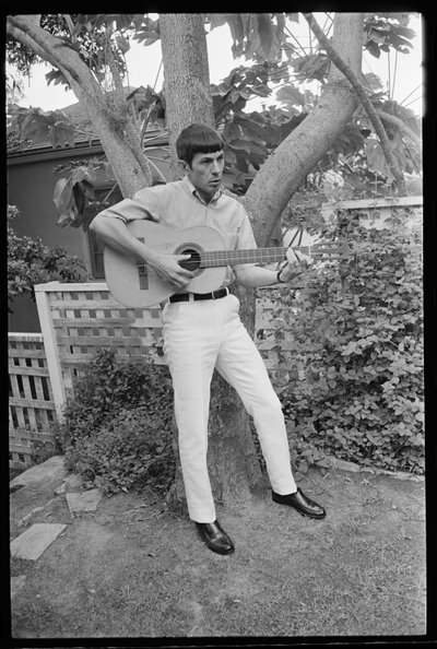 Leonard Nimoy gitározik alkotó: Orlando Suero