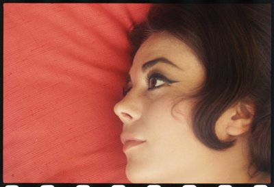 Natalie Wood otthon fejjel a párnán alkotó: Orlando Suero