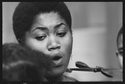 Odetta énekel gyerekeknek egy tévéműsor forgatásán alkotó: Orlando Suero